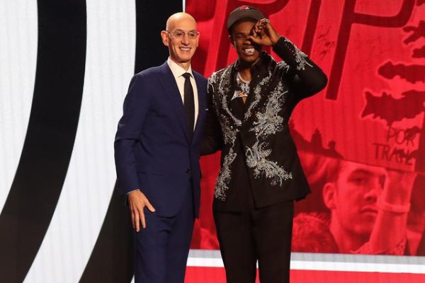 Định mệnh! Lillard s Locker nằm cạnh Henderson. Đội đã chọn nhóm sau và nhắc nhở người trước rời khỏ